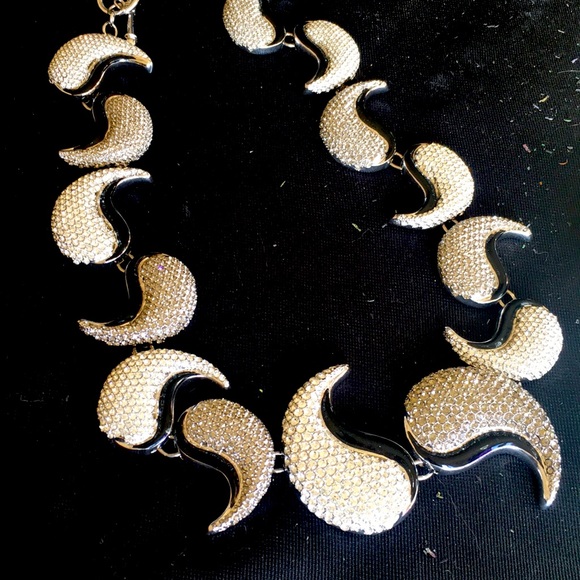 Akkad Beautiful Swirl Necklace - Picture 1 of 3